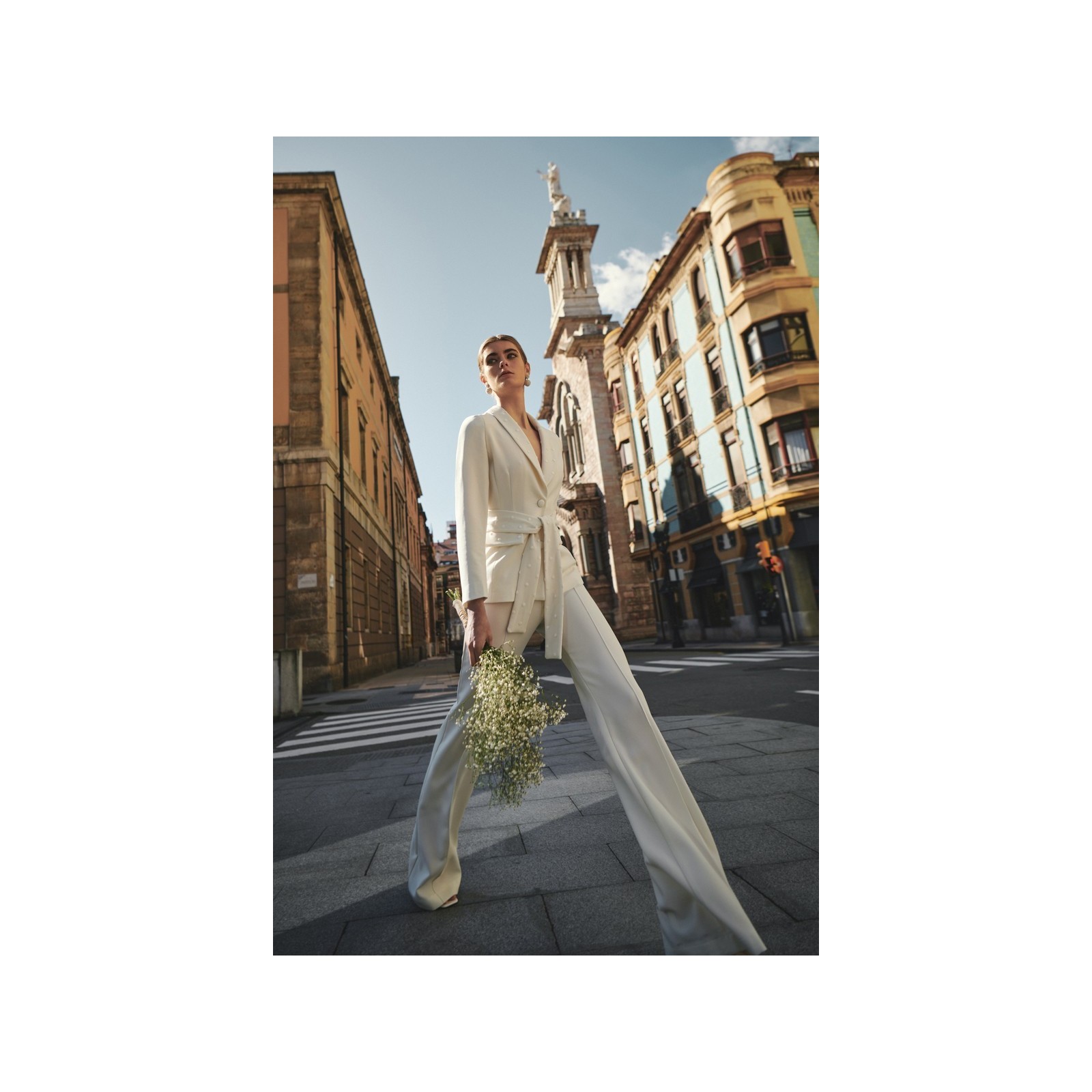 Traje de chaqueta y pantalón crepe  blanco y plumetti para novia