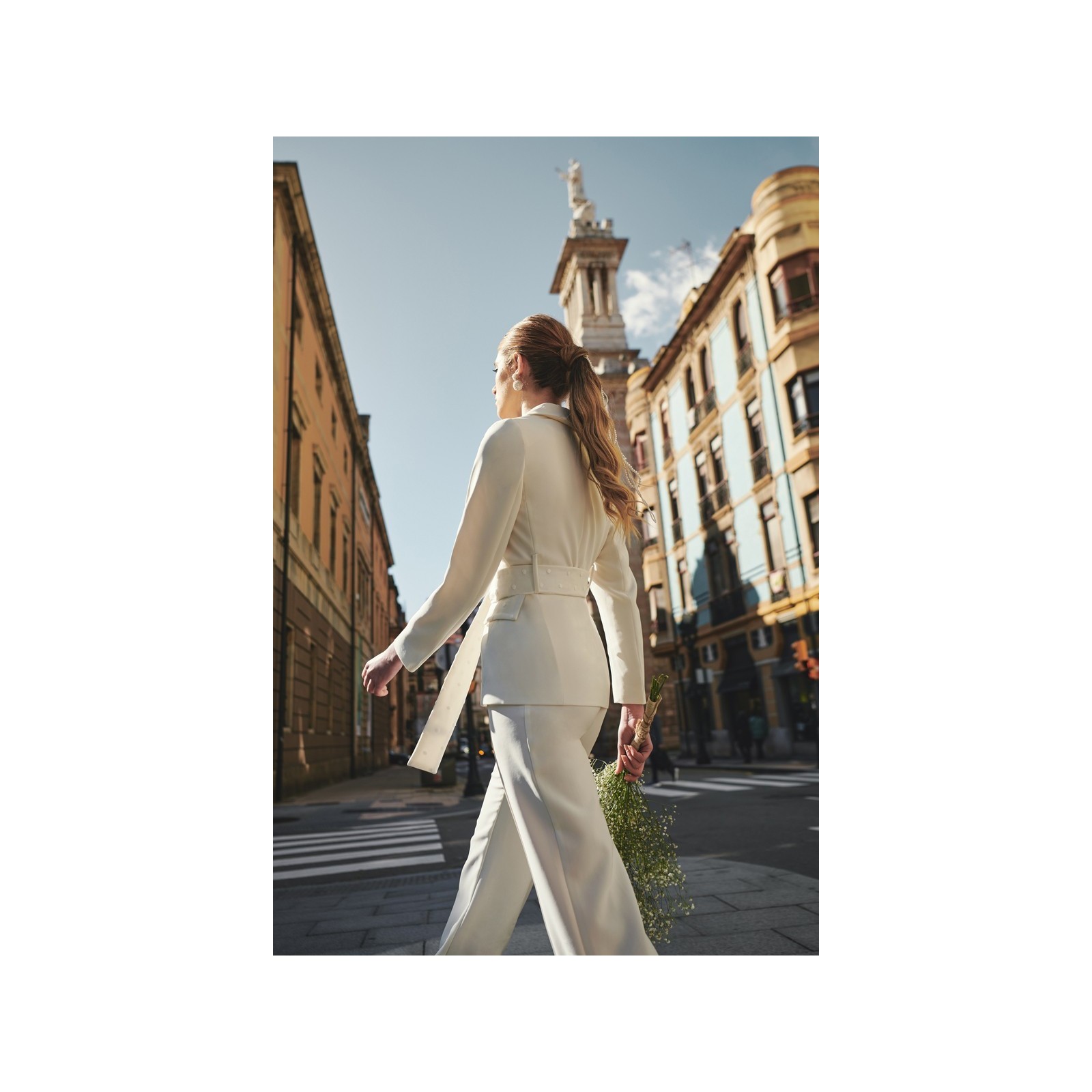 Traje de chaqueta y pantalón crepe  blanco y plumetti para novia