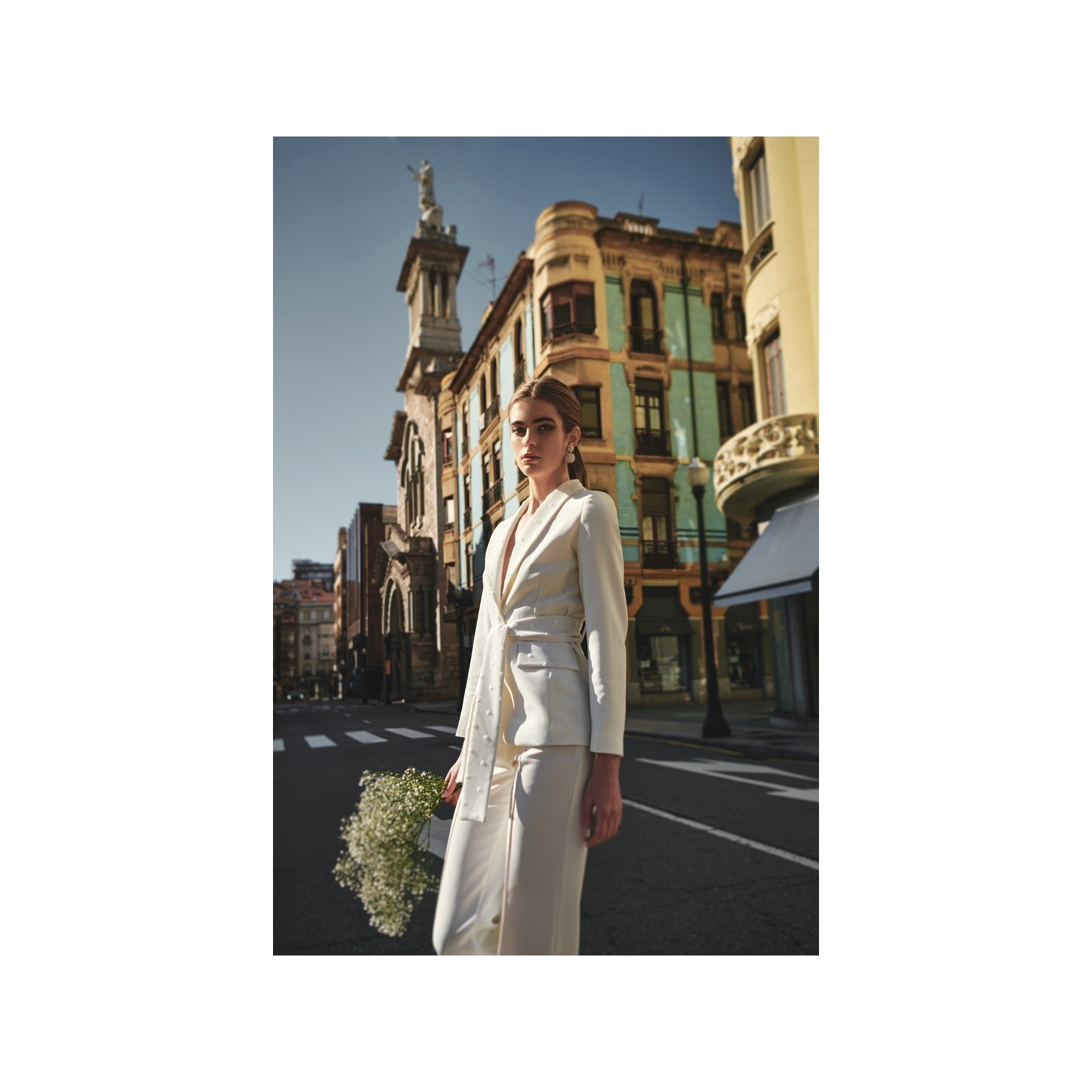 Traje de chaqueta y pantalón crepe  blanco y plumetti para novia