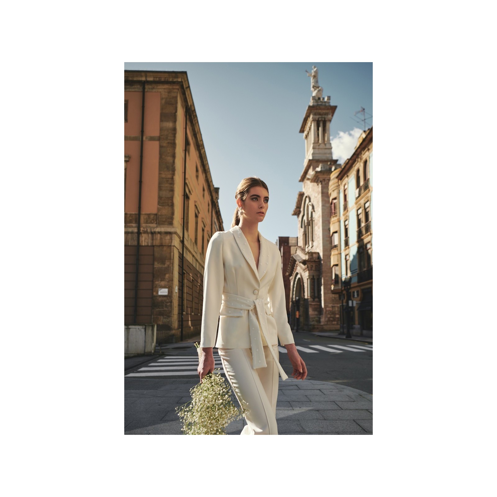 Traje de chaqueta y pantalón crepe  blanco y plumetti para novia