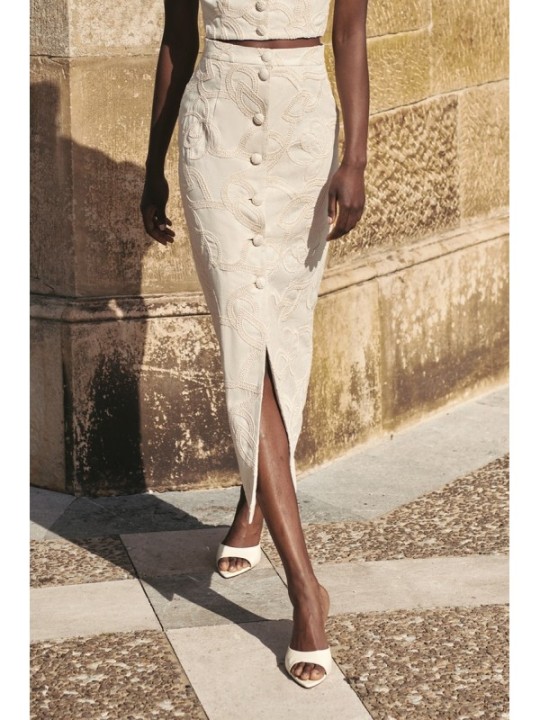 falda de lino con beide dibujo bordado para invitadas