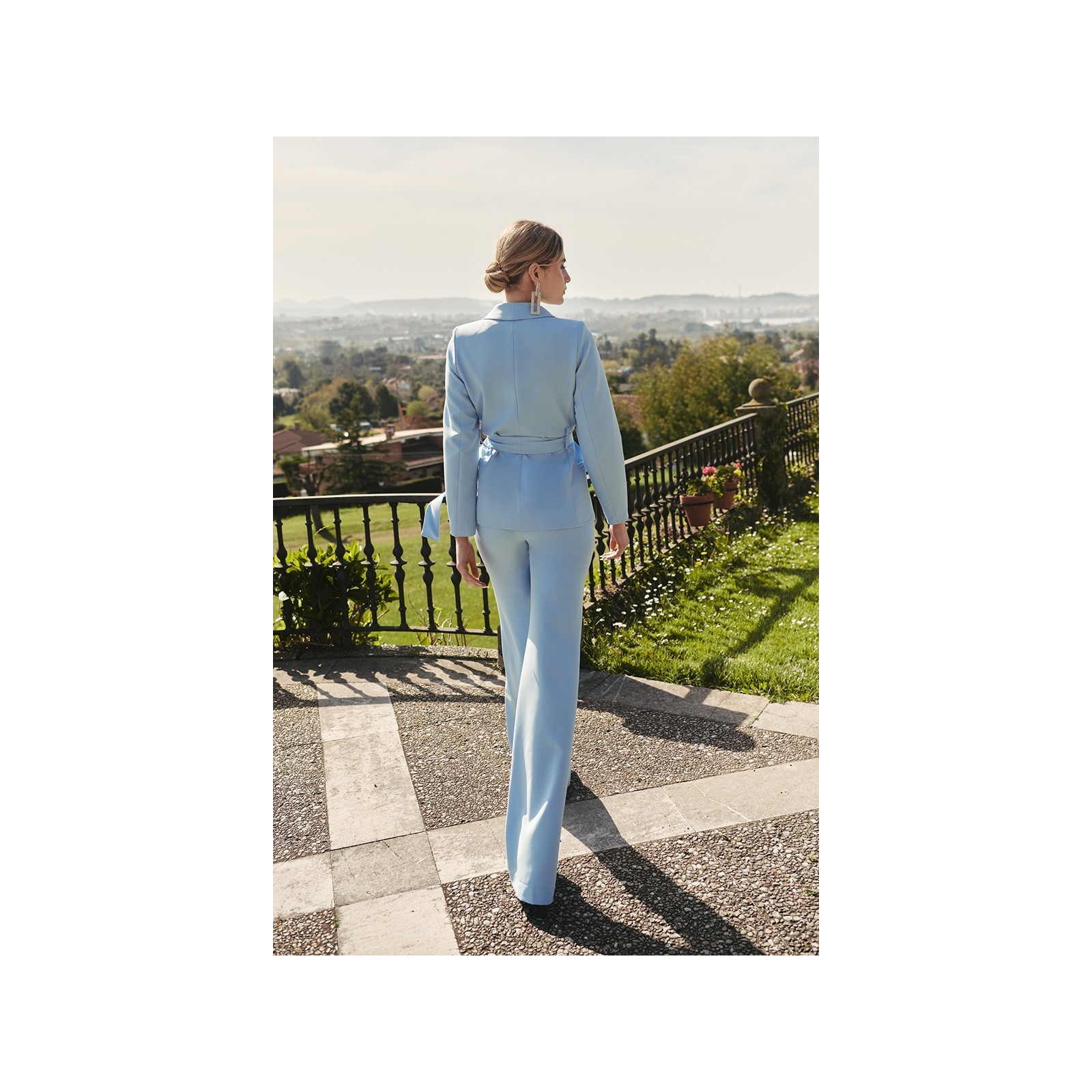 Chaqueta crepe azul claro joya con plumas