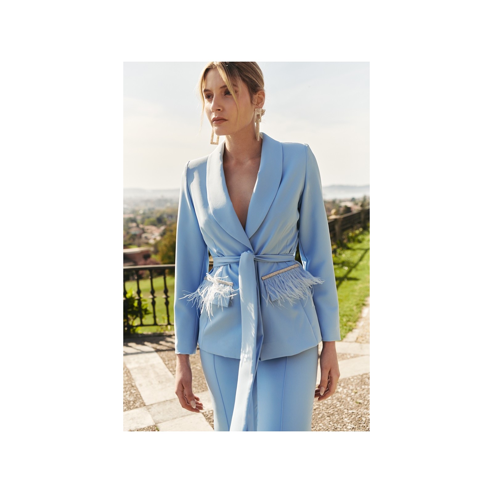 Chaqueta crepe azul claro joya con plumas