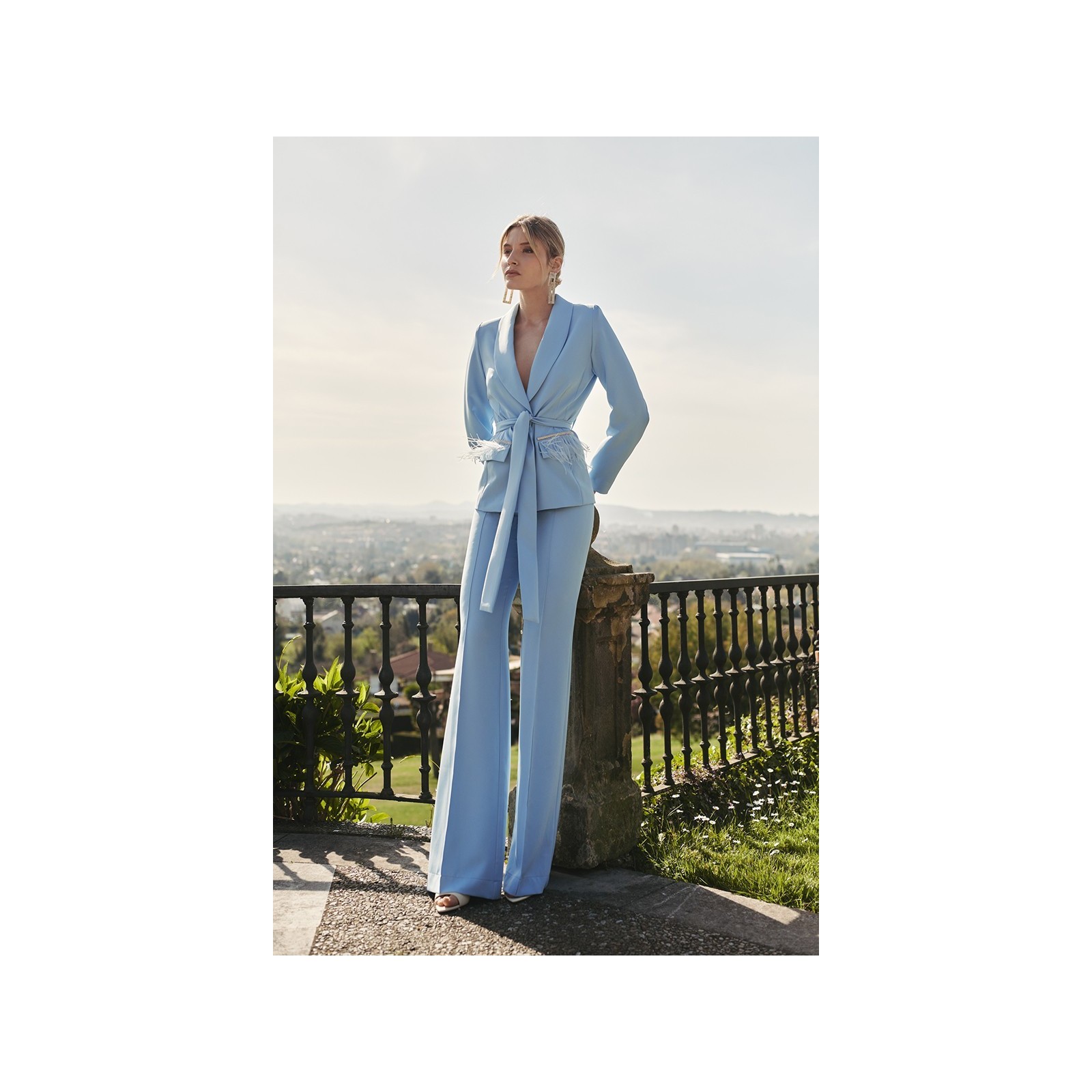 Chaqueta crepe azul claro joya con plumas