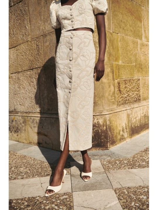 falda de lino con beide dibujo bordado para invitadas