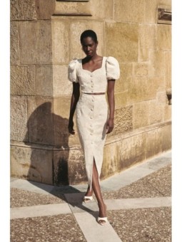 top  lino beige con dibujo relieve para invitadas