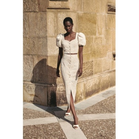 top  lino beige con dibujo relieve para invitadas