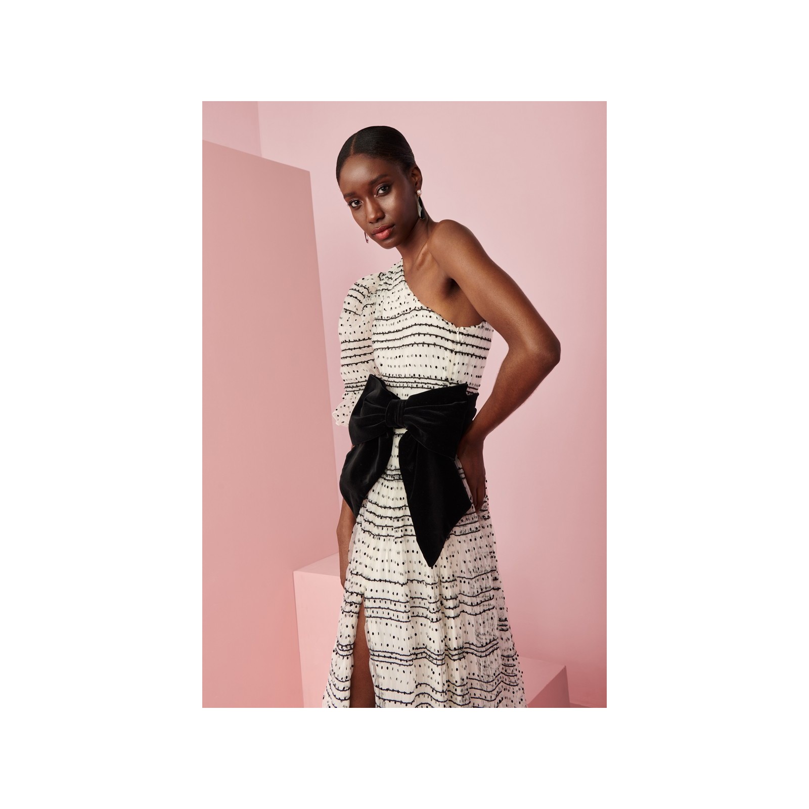 Vestido largo asimetrico plumetti blanco negro para invitada o