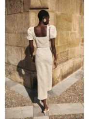 top  lino beige con dibujo relieve para invitadas