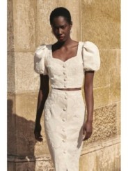 top  lino beige con dibujo relieve para invitadas