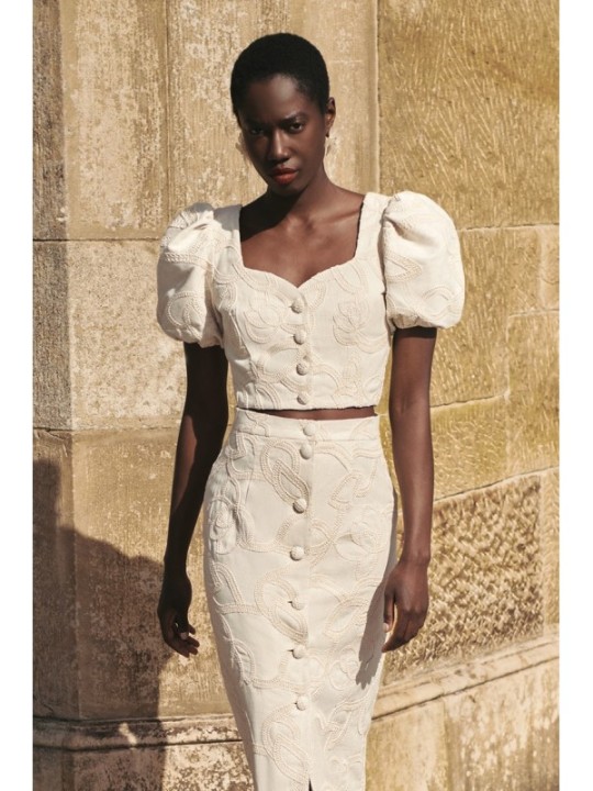 top  lino beige con dibujo relieve para invitadas