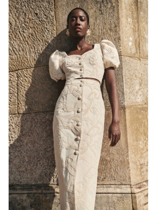 top  lino beige con dibujo relieve para invitadas