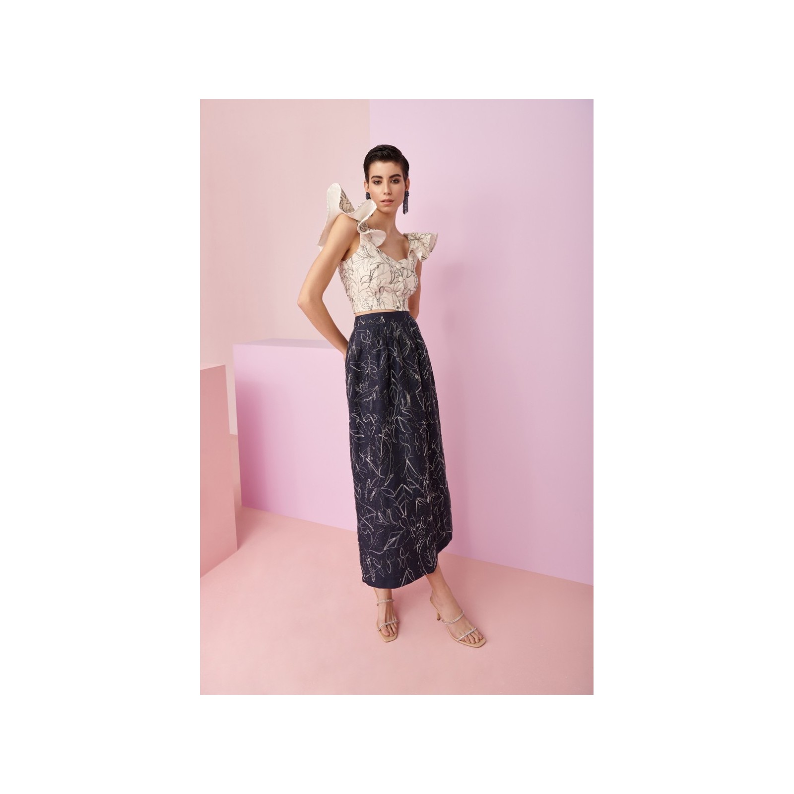 Conjunto de falda con top de volantes en tejido de lino bordado