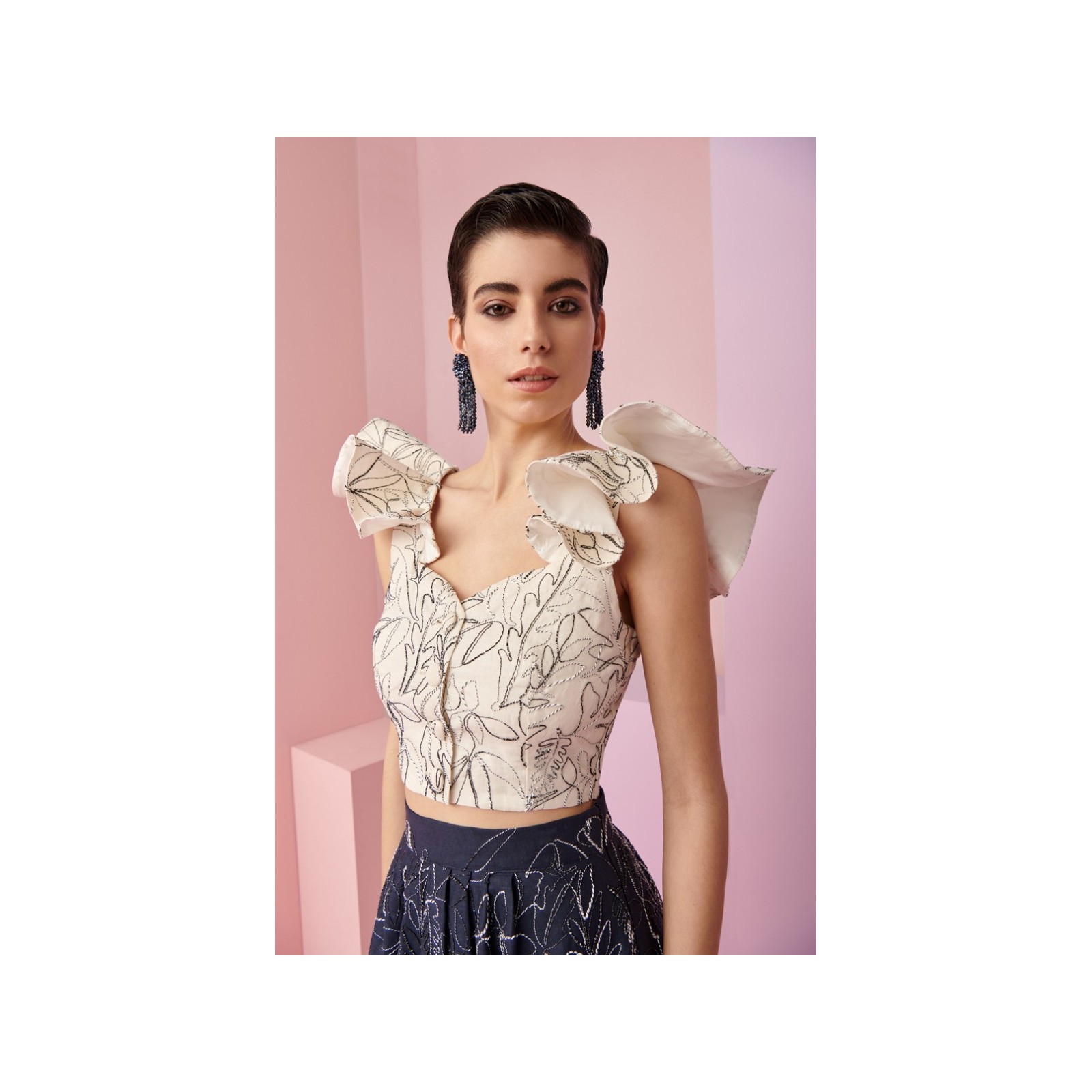 Conjunto de falda con top de volantes en tejido de lino bordado