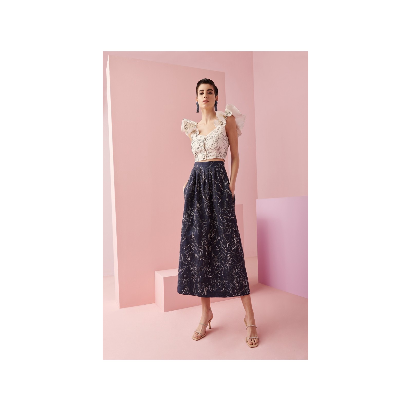 Conjunto de falda con top de volantes en tejido de lino bordado