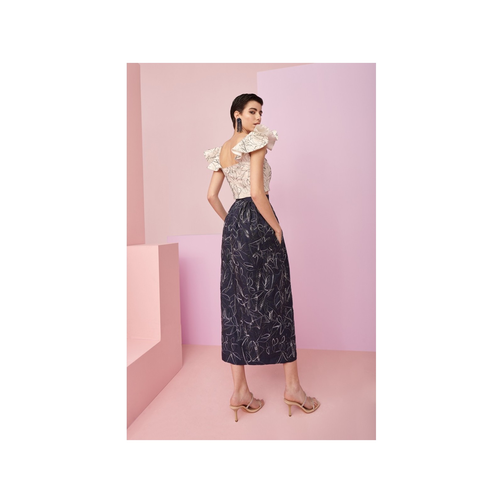 Conjunto de falda con top de volantes en tejido de lino bordado
