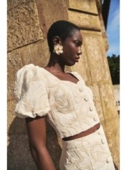 top  lino beige con dibujo relieve para invitadas