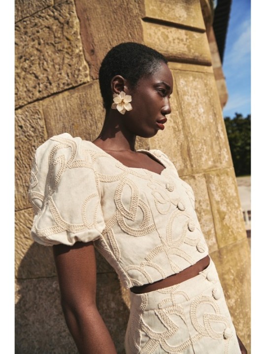 top  lino beige con dibujo relieve para invitadas