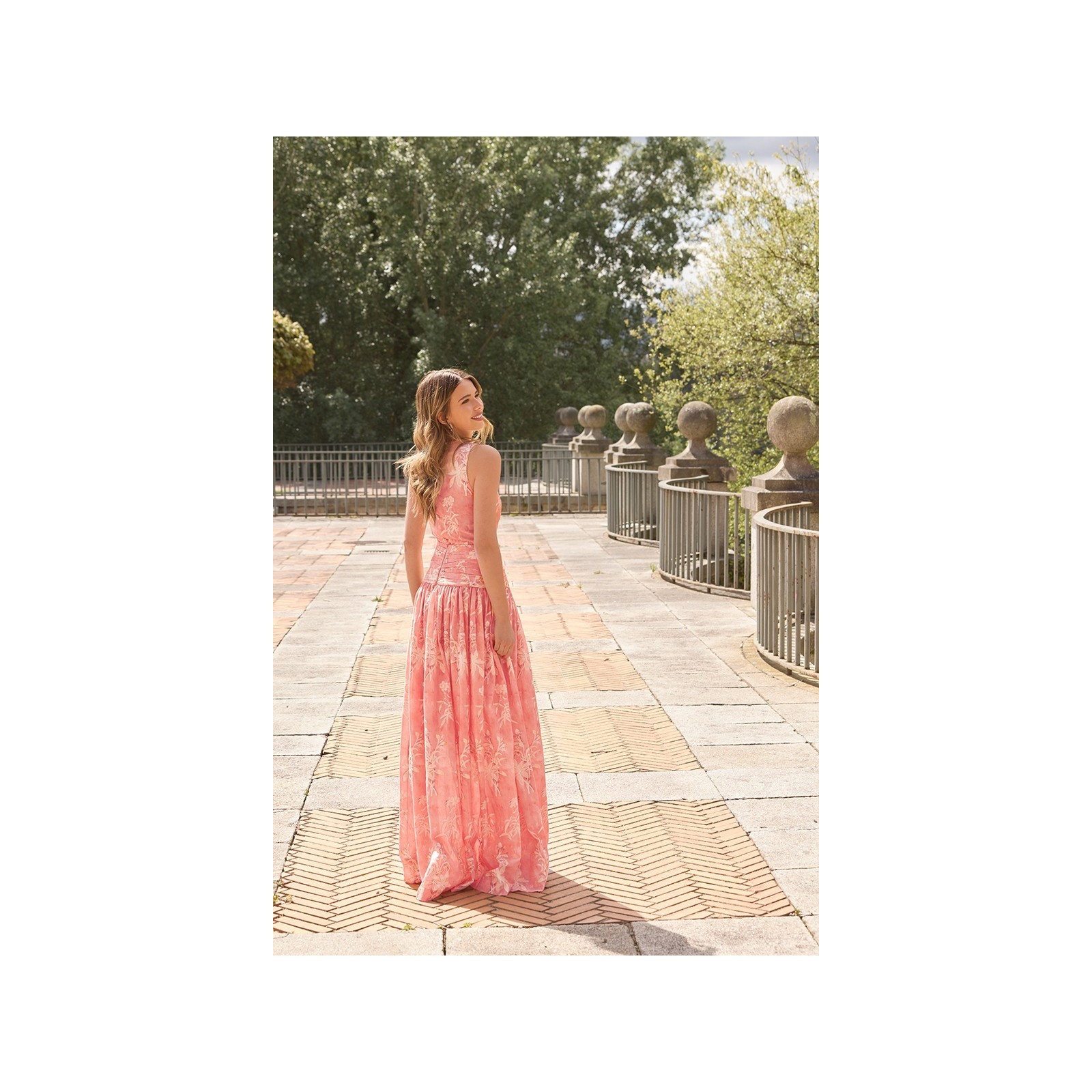Vestido largo rosa con flores blancas de fiesta para boda con