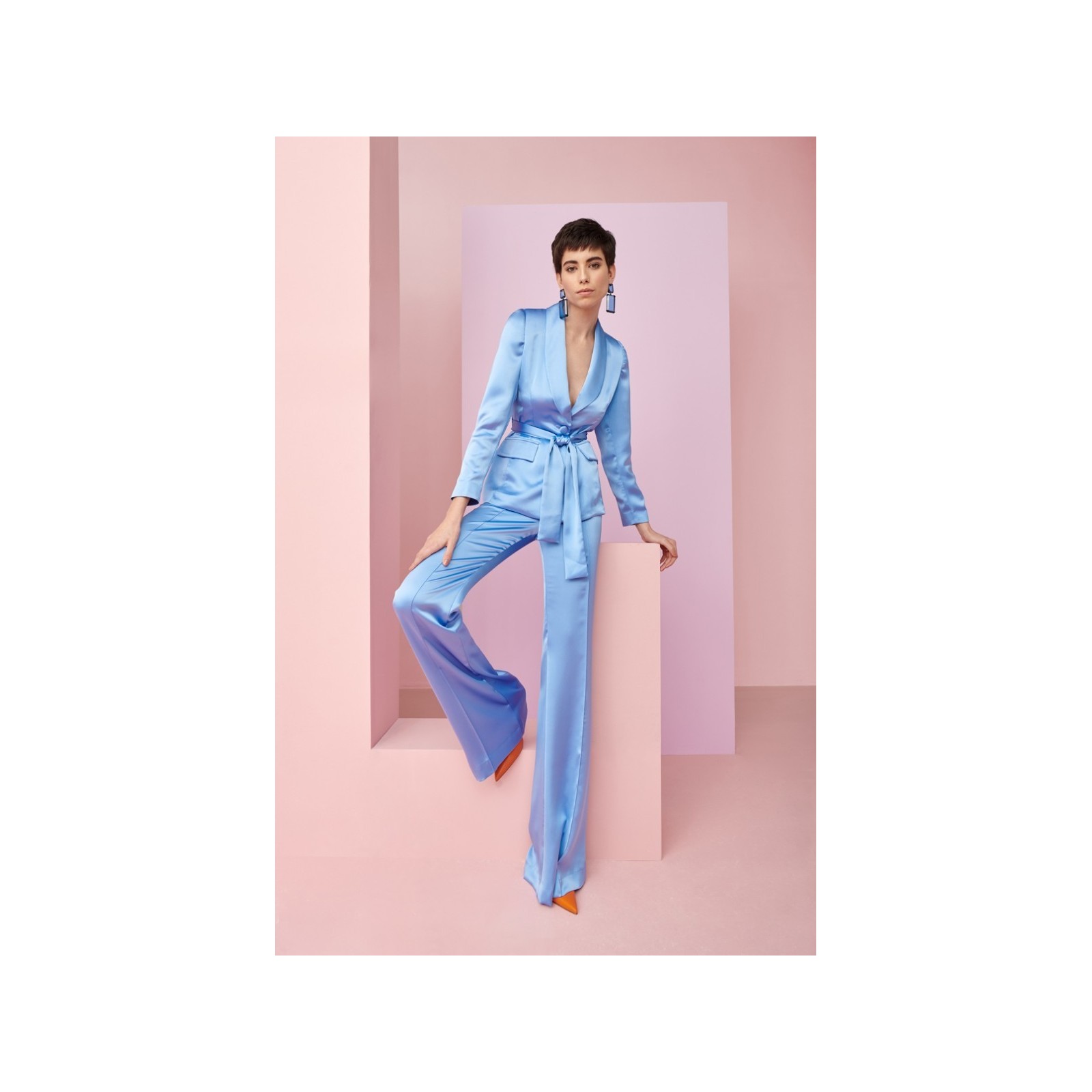 traje de chaqueta y pantalon en tejido saten azul para fiesta