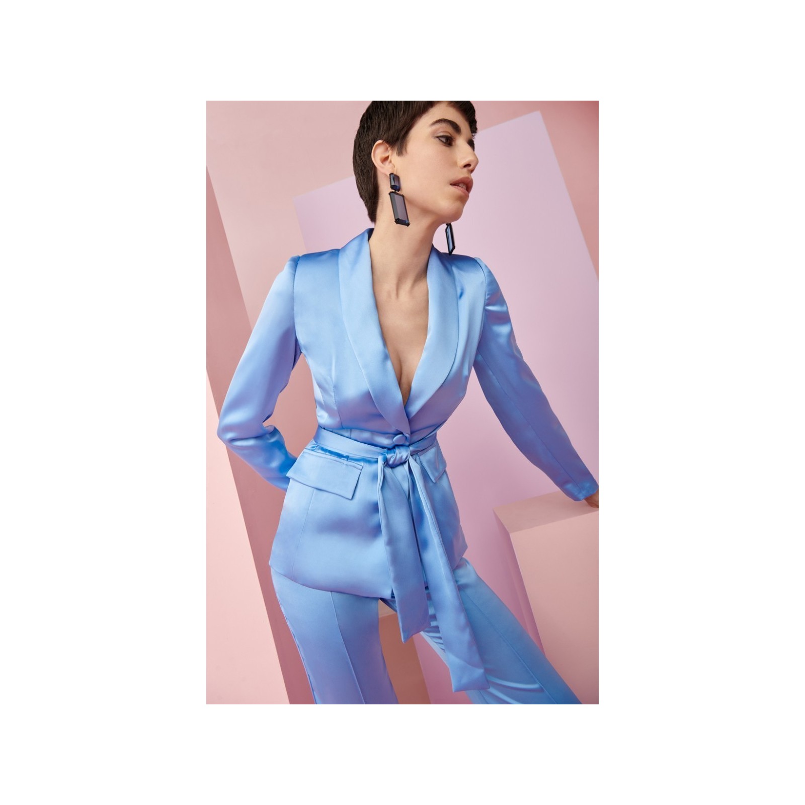 traje de chaqueta y pantalon en tejido saten azul para fiesta