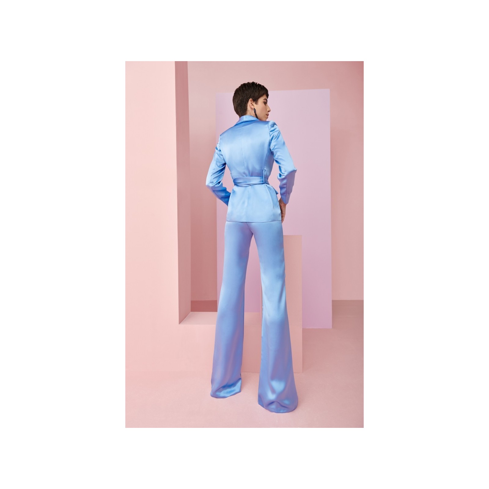 traje de chaqueta y pantalon en tejido saten azul para fiesta