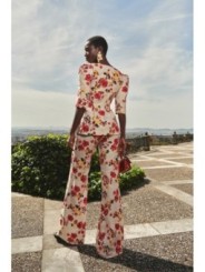 top largo de lino con flores bordadas para invitadas