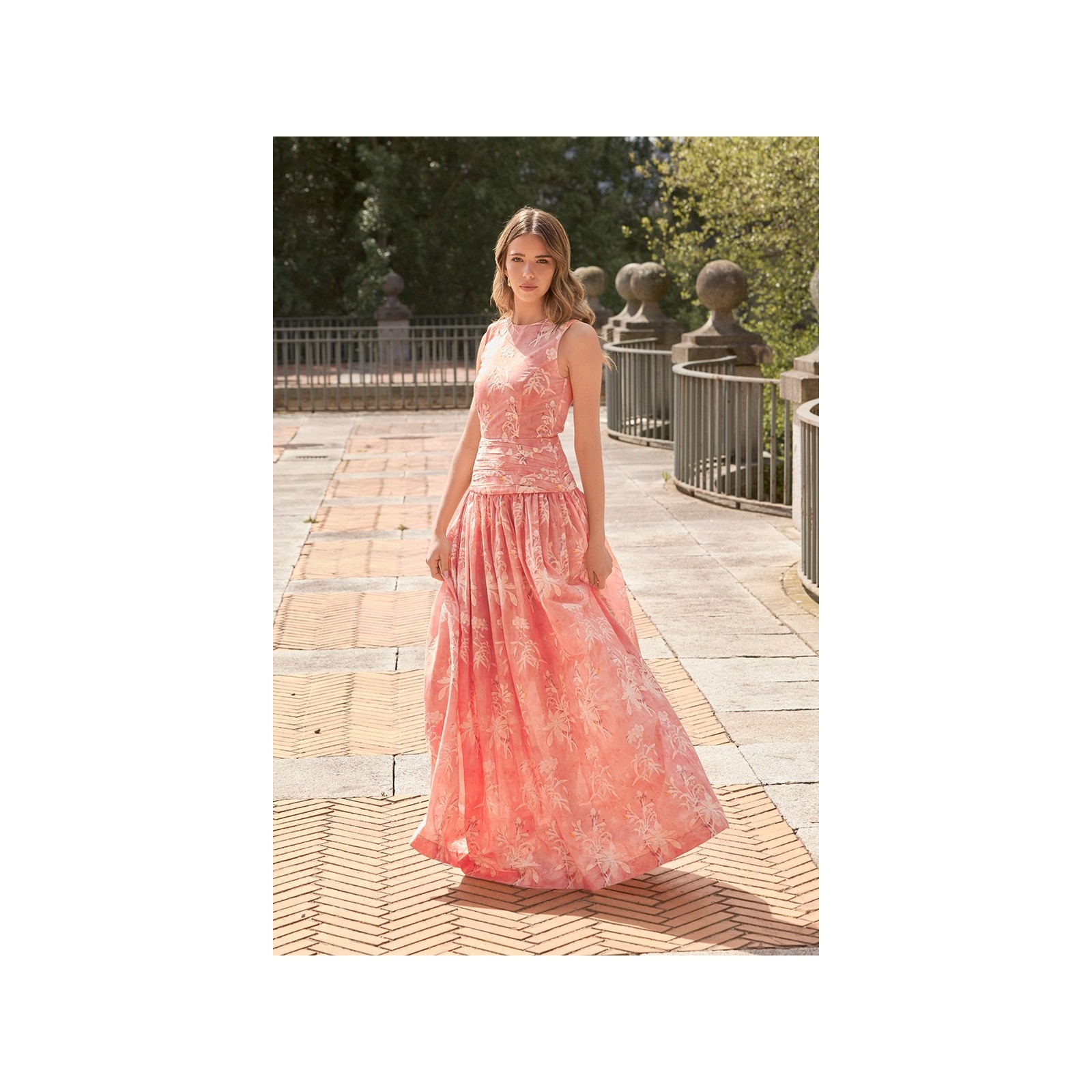 Vestido largo rosa con flores blancas de fiesta para boda con