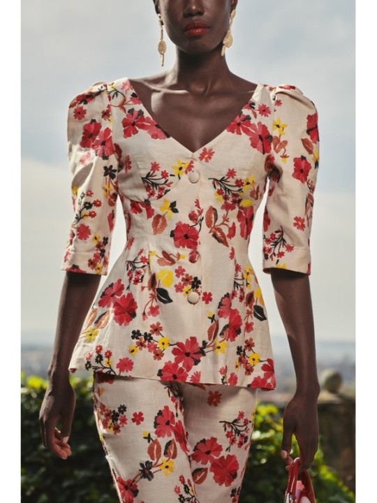 top largo de lino con flores bordadas para invitadas