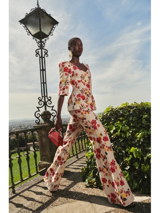 top largo de lino con flores bordadas para invitadas