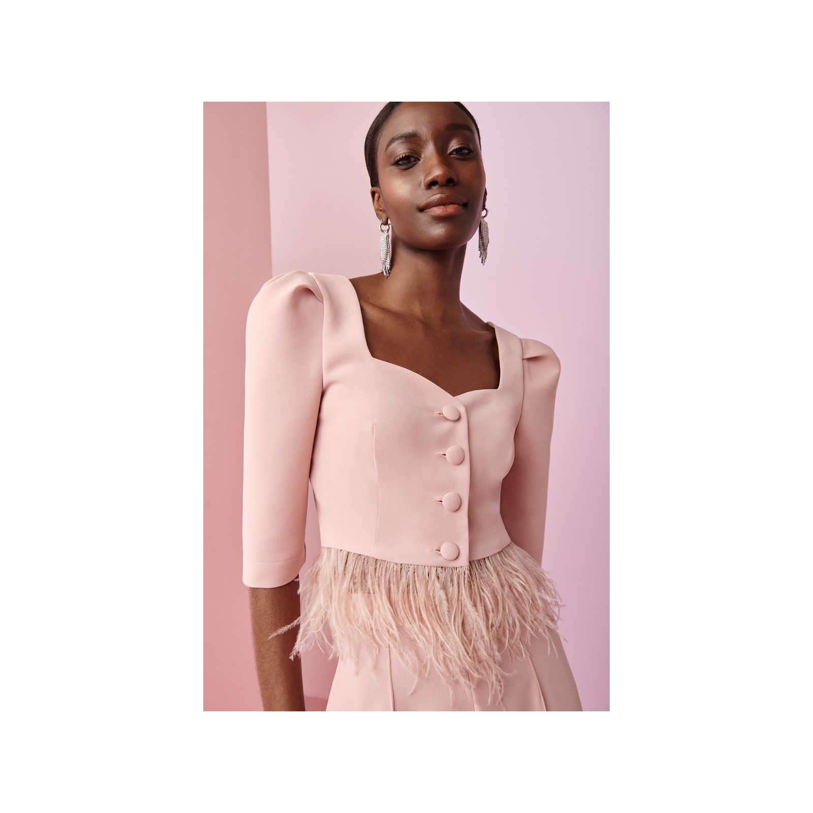 Conjunto de pantalon  y top rosa palo con plumas