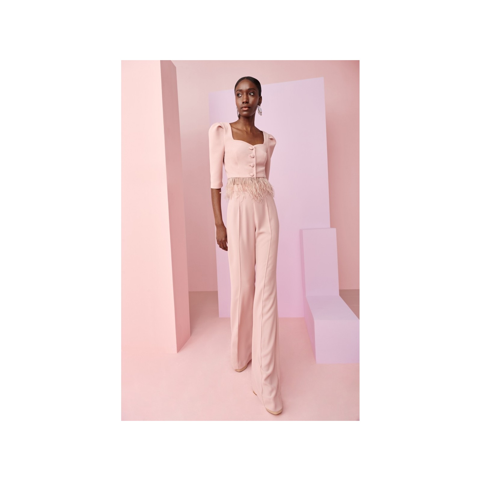 Conjunto de pantalon  y top rosa palo con plumas