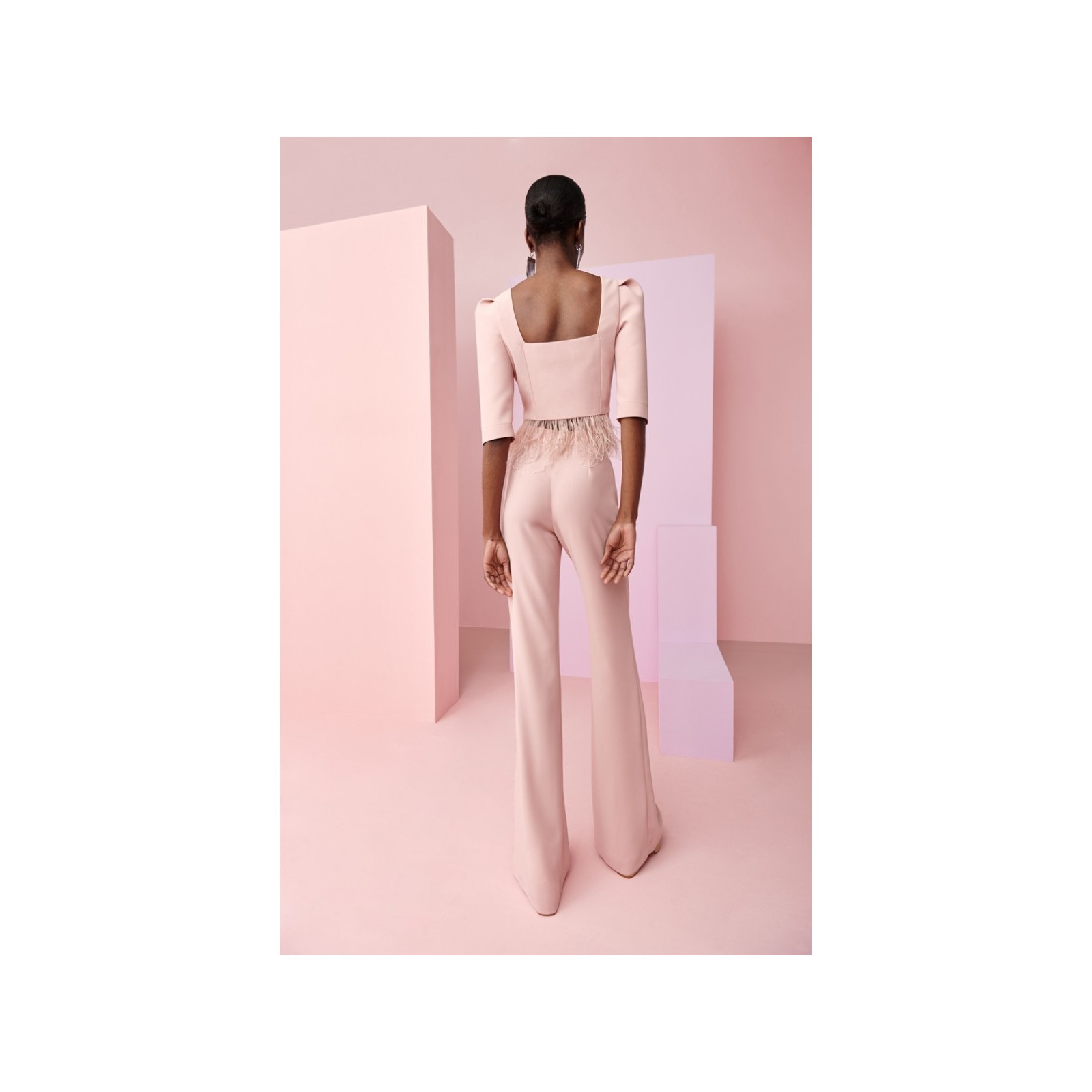 Conjunto de pantalon  y top rosa palo con plumas