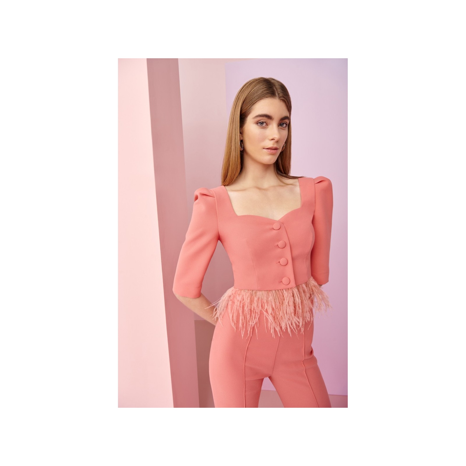 Conjunto de pantalon  y top coral con plumas