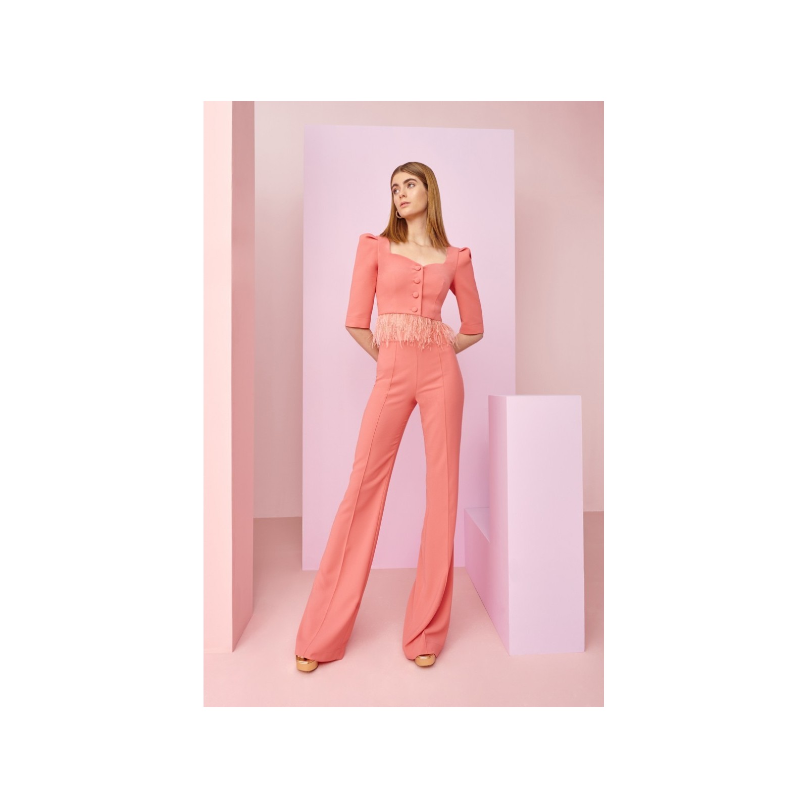Conjunto de pantalon  y top coral con plumas