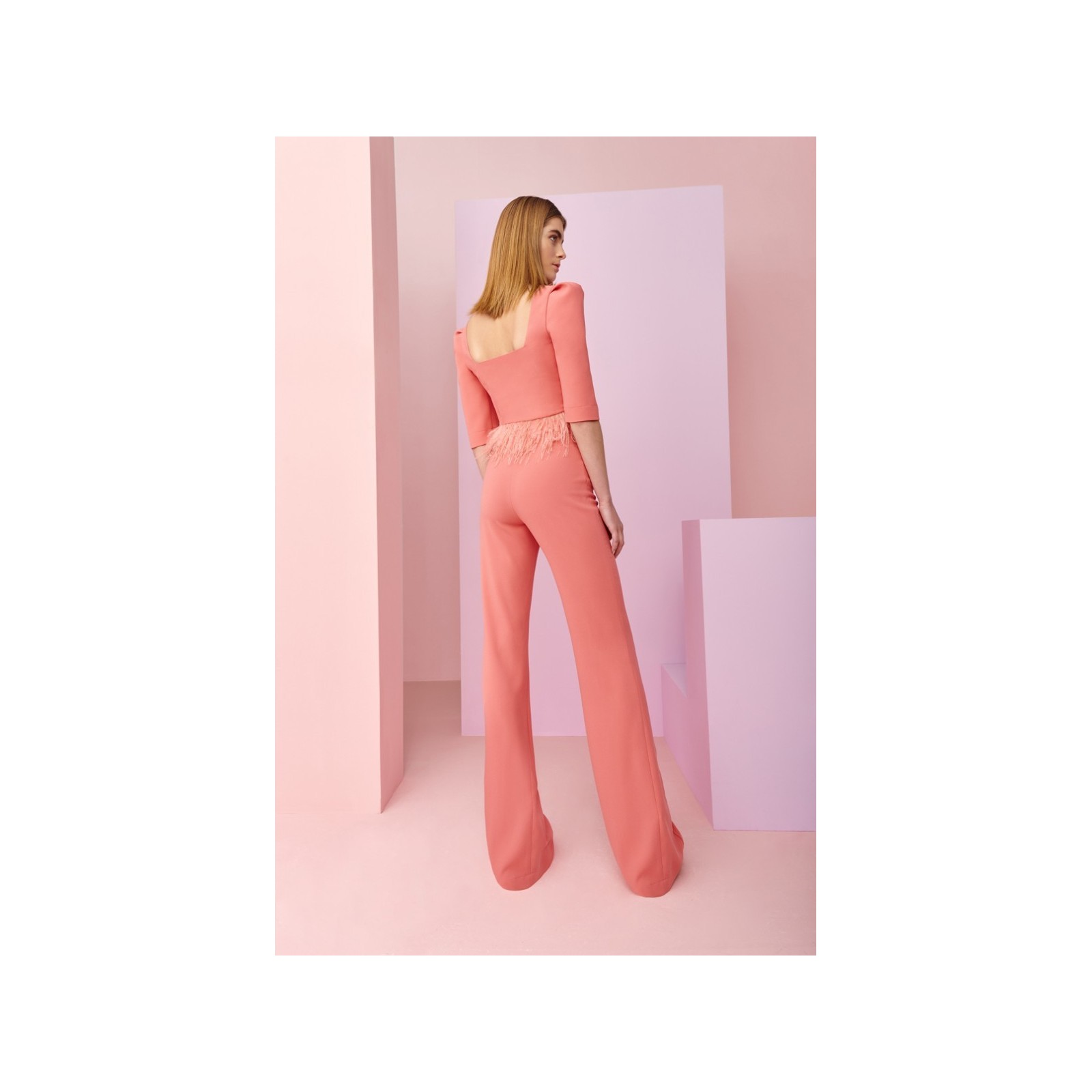 Conjunto de pantalon  y top coral con plumas