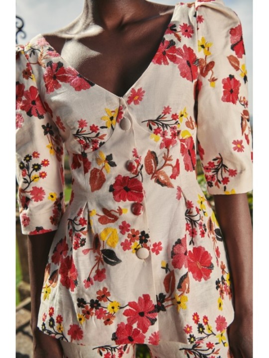 top largo de lino con flores bordadas para invitadas