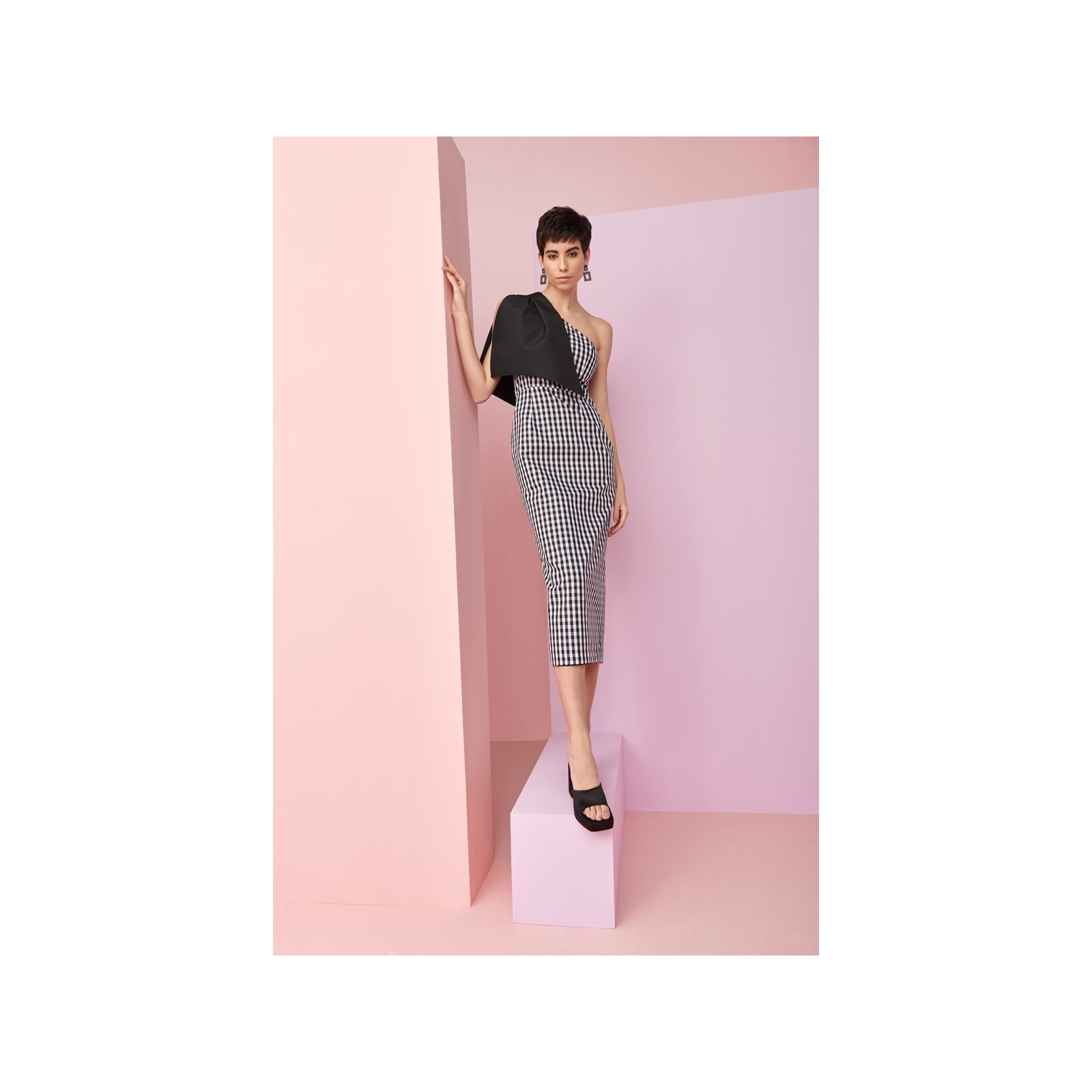 Vestido de fiesta cuadro vichy negro blanco asimetrico con lazo
