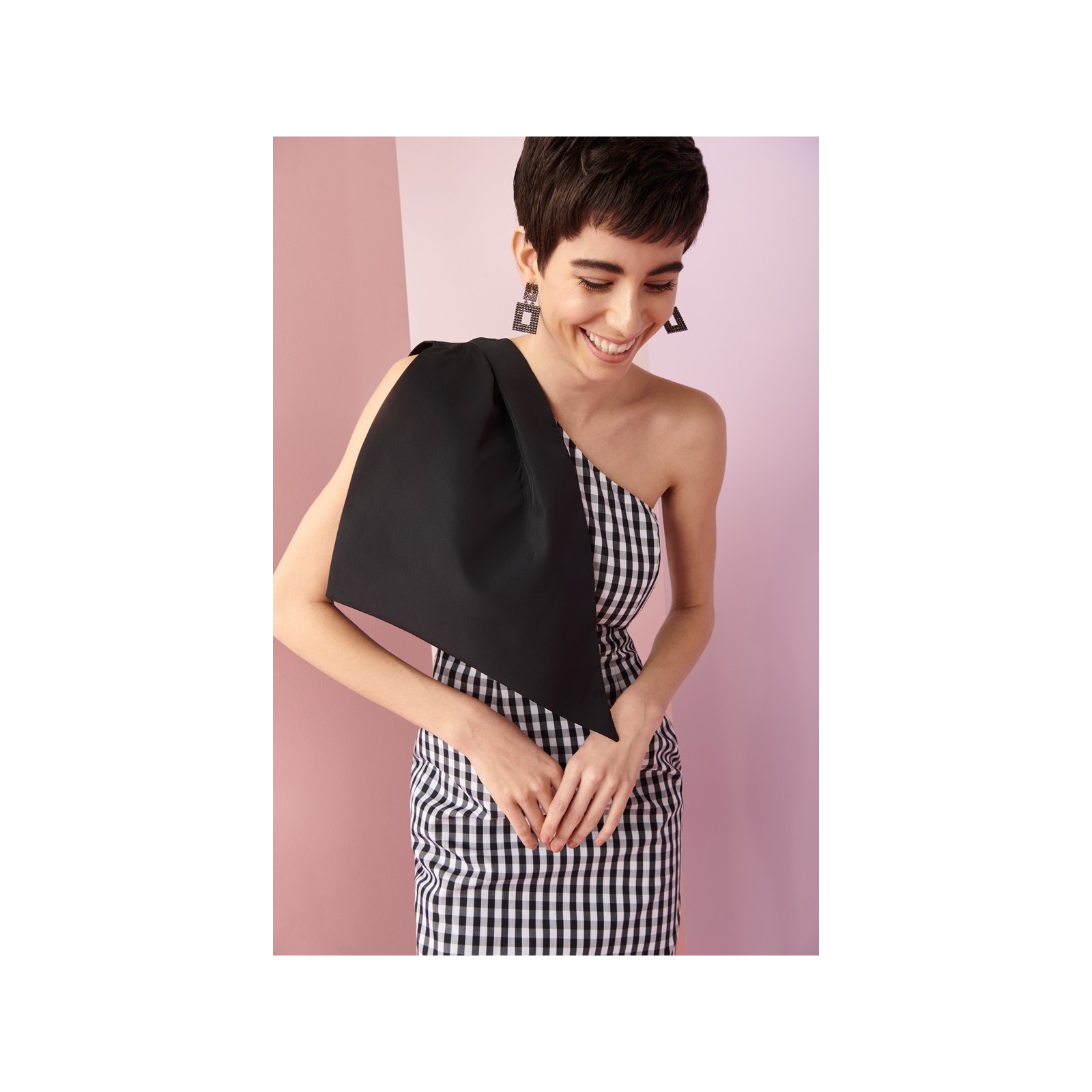 Vestido de fiesta cuadro vichy negro blanco asimetrico con lazo