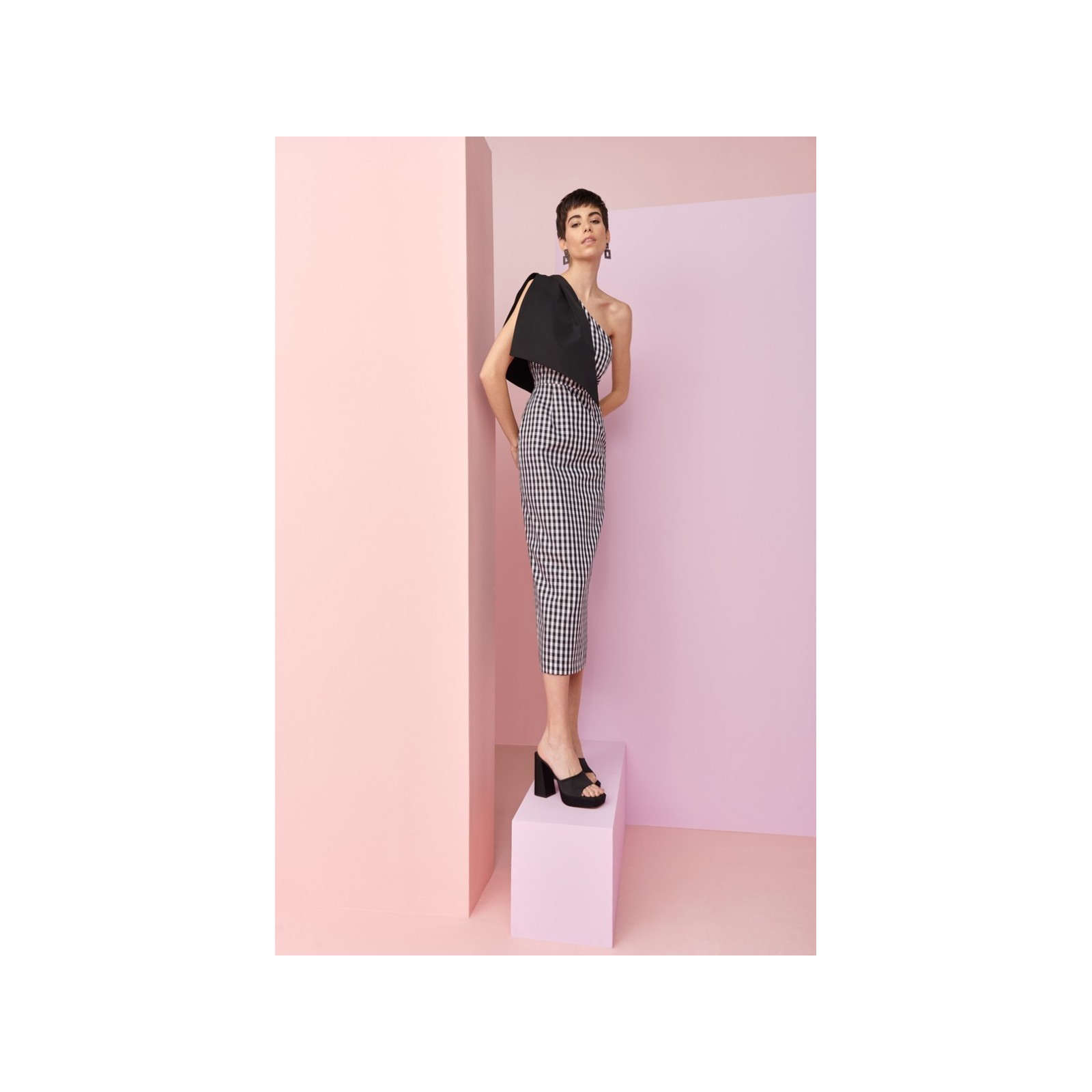 Vestido de fiesta cuadro vichy negro blanco asimetrico con lazo