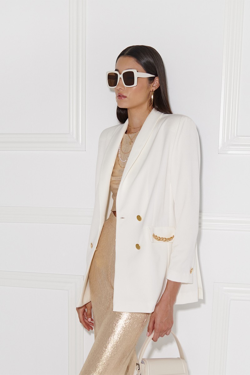Traje blanco  de algodon con cadena dorada