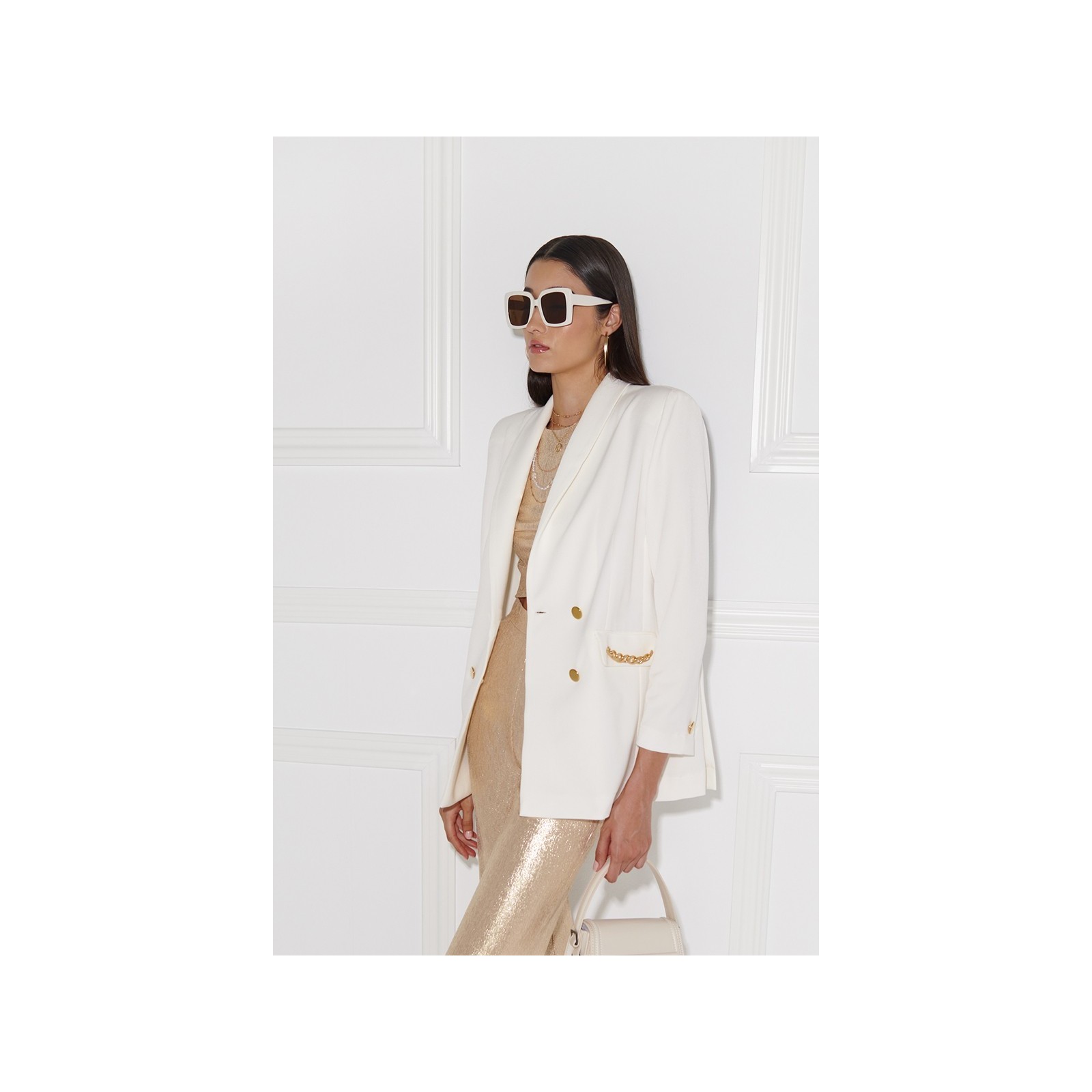 Traje blanco  de algodon con cadena dorada