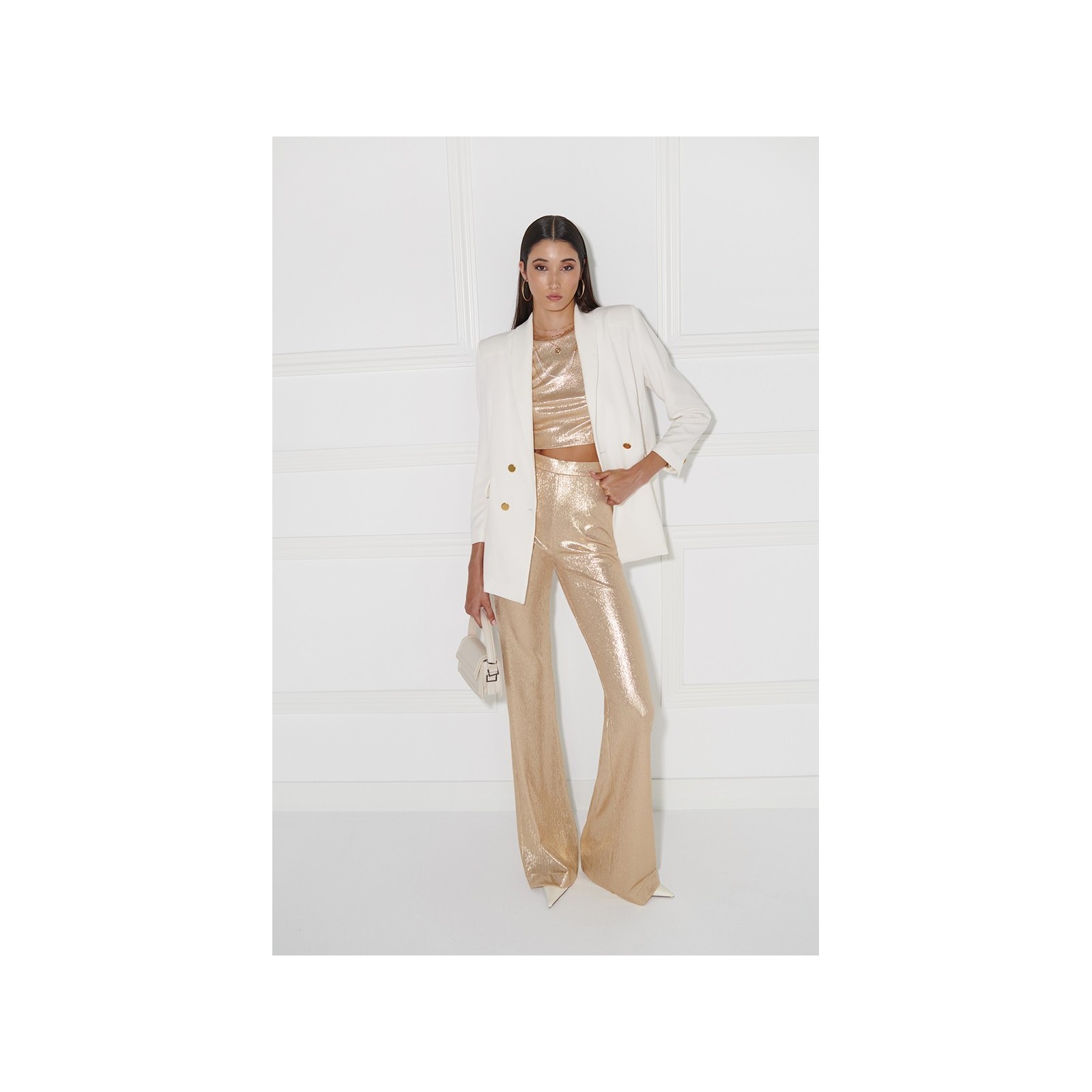 Traje blanco  de algodon con cadena dorada