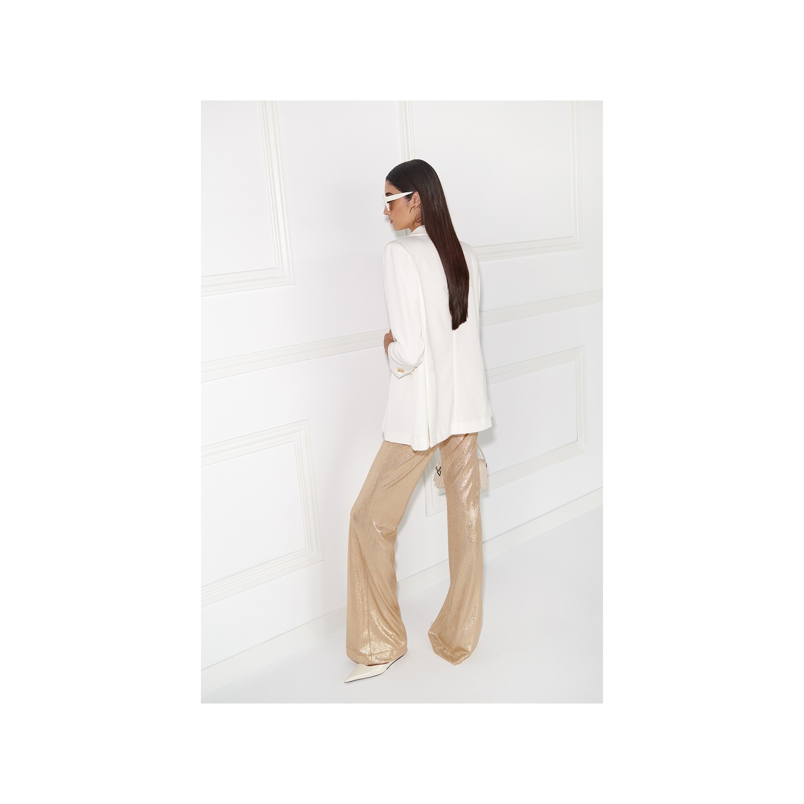 Traje blanco  de algodon con cadena dorada