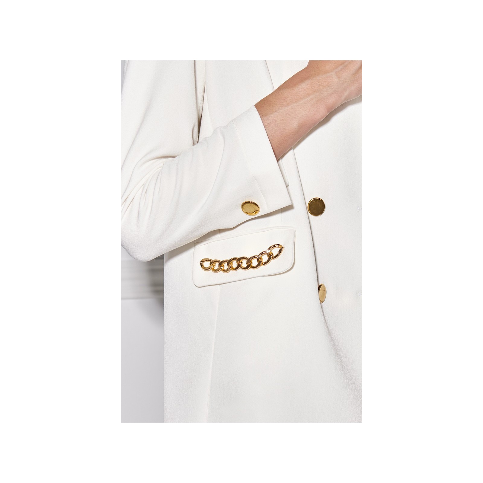 Traje blanco  de algodon con cadena dorada