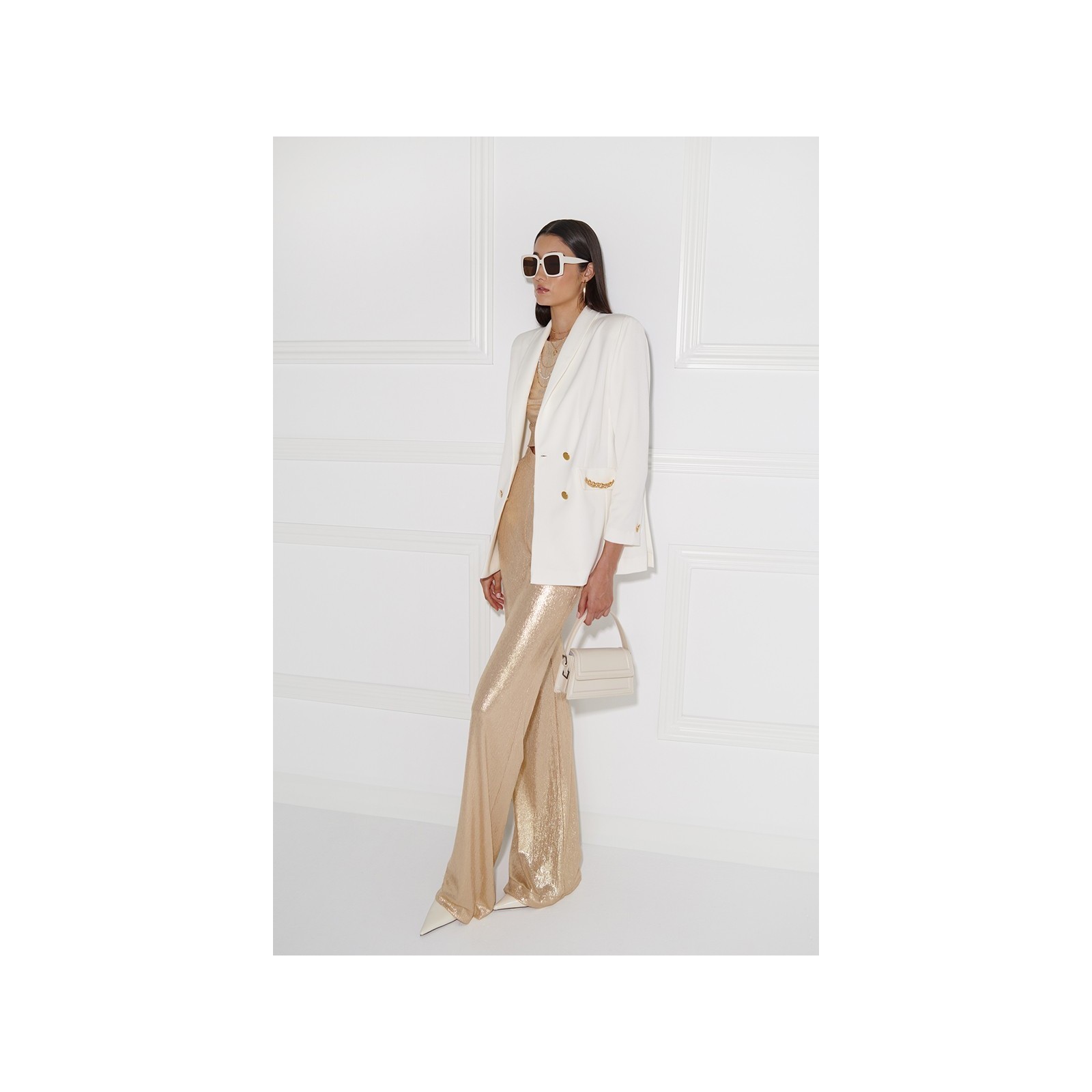 Traje blanco  de algodon con cadena dorada