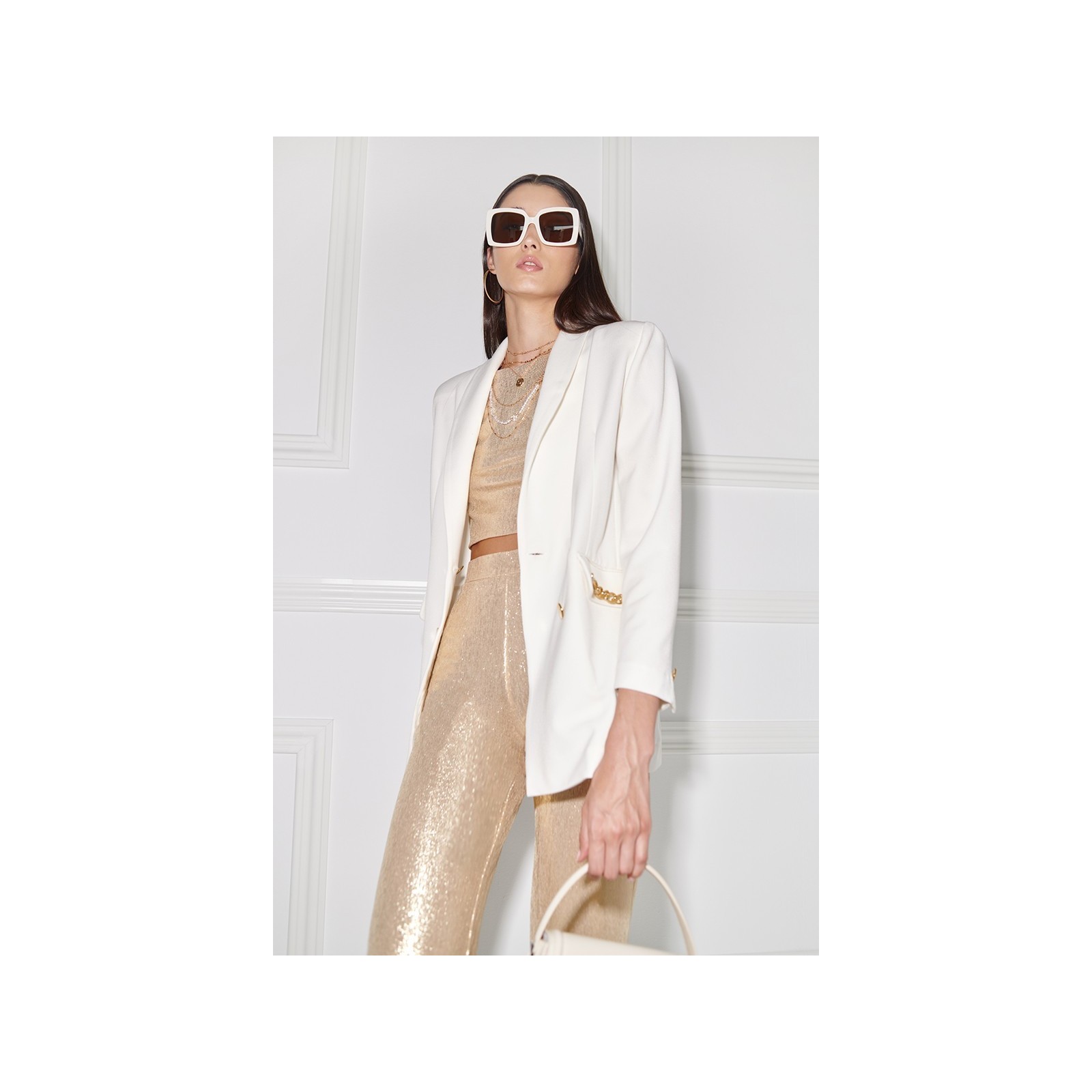 Traje blanco  de algodon con cadena dorada