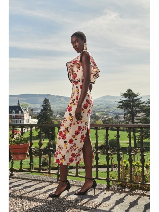 vestido con volantes y falda midi de lino bordado flores para invitadas
