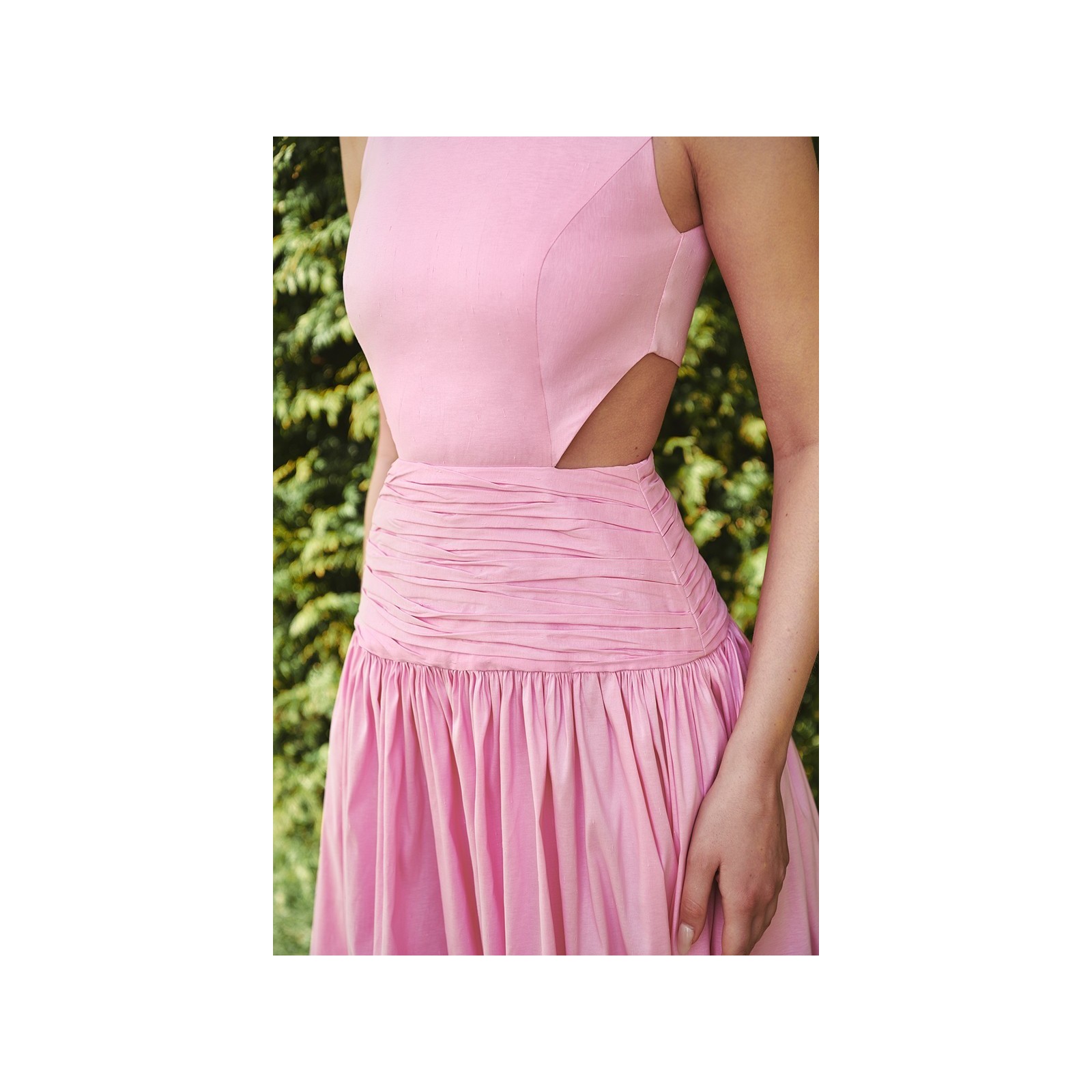 Vestido largo rosa de fiesta para boda con canesú drapeado