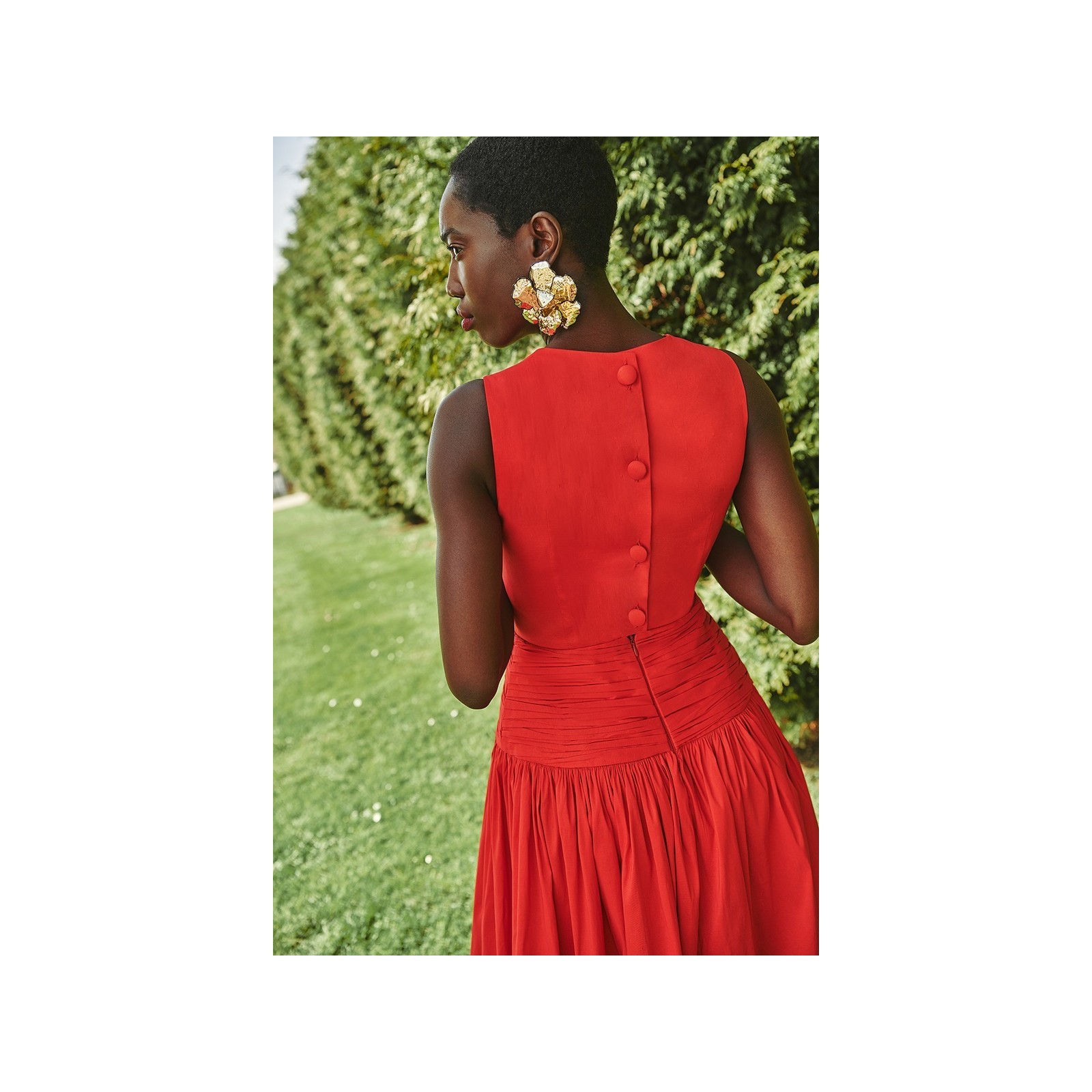 Vestido largo rojo de fiesta para boda con canesú drapeado